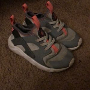 Girls hitachi shoes 10c